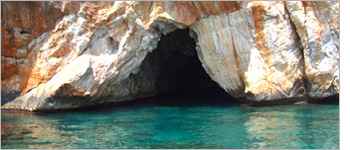 Una caratteristica grotta lungo la costa di Marina di Camerota